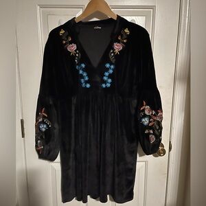 Velvet boho dress with embroidered bell sleeve and collar